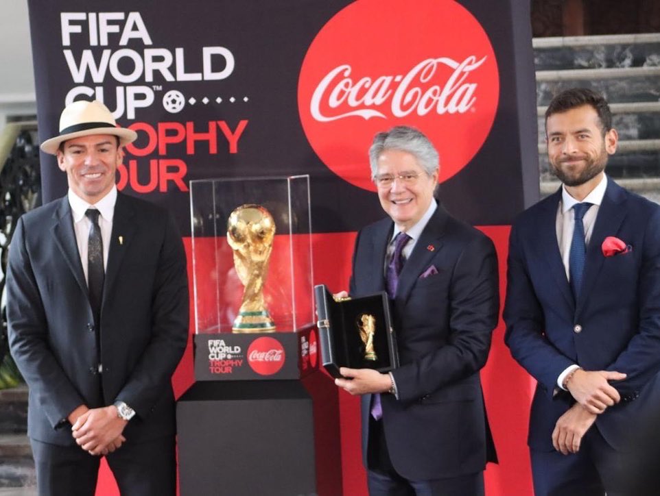 20221031 145835 Eso es lo que posteó la cuenta oficial del ministerio del deporte en el evento organizado por Coca-Cola dónde dónde se exhibe la copa del Mundo. El presidente de la República Guillermo Lasso estuvo presente y levantó copa del mundo.