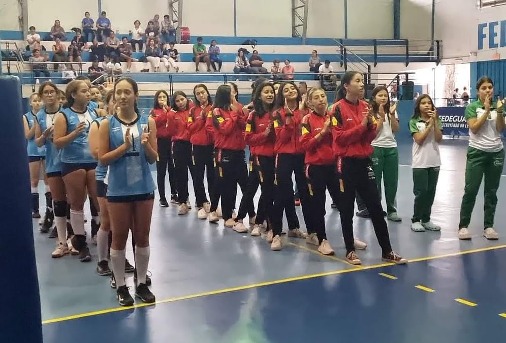 Picsart 22 10 31 11 04 13 553 Las selección de voleibol del Guayas en su rama masculina y femenina se coronaron campeones del Campeonato Nacional Menores que reunió a las provincias de Pichincha, Manabí y Esmeraldas.