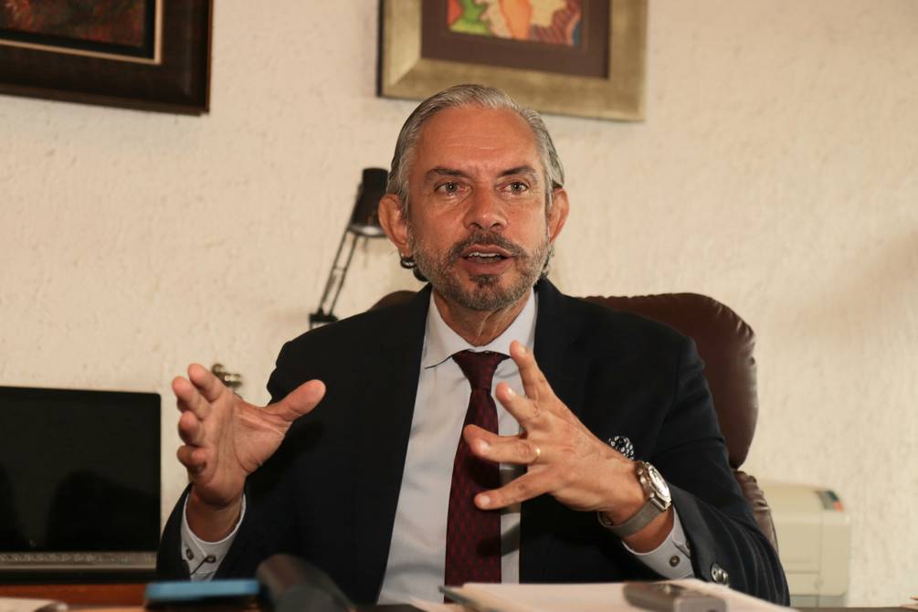 4JOT3VHWINBNBBXPYZHBGFOXKU José Pileggi nacido en Guayaquil el 5 de enero de 1964, Pileggi es ingeniero en Electricidad, y como empresario de la construcción en 1989 fundó Pileggi Construcciones Compañía Limitada, y además estuvo al mando del Consejo Nacional de Telecomunicaciones. Su formación académica la realizó en el colegio La Salle y en la Espol respectivamente.