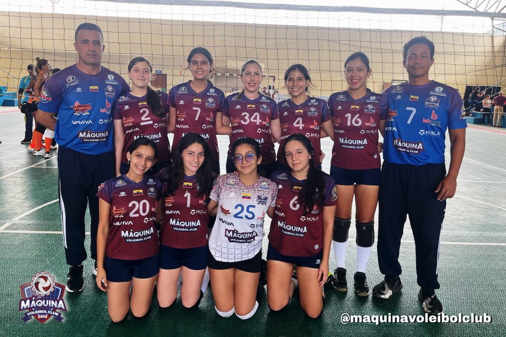 92a73c21 f69b 4c9e 9b46 b43f7bcc5d4f El Club Máquina de voleibol el día de ayer disputó los 4tos de final de la Super Copa, venció 3×0 con marcadores de 25 a 22 /25 a 22 /27 a 25 al club PUCE de Quito.