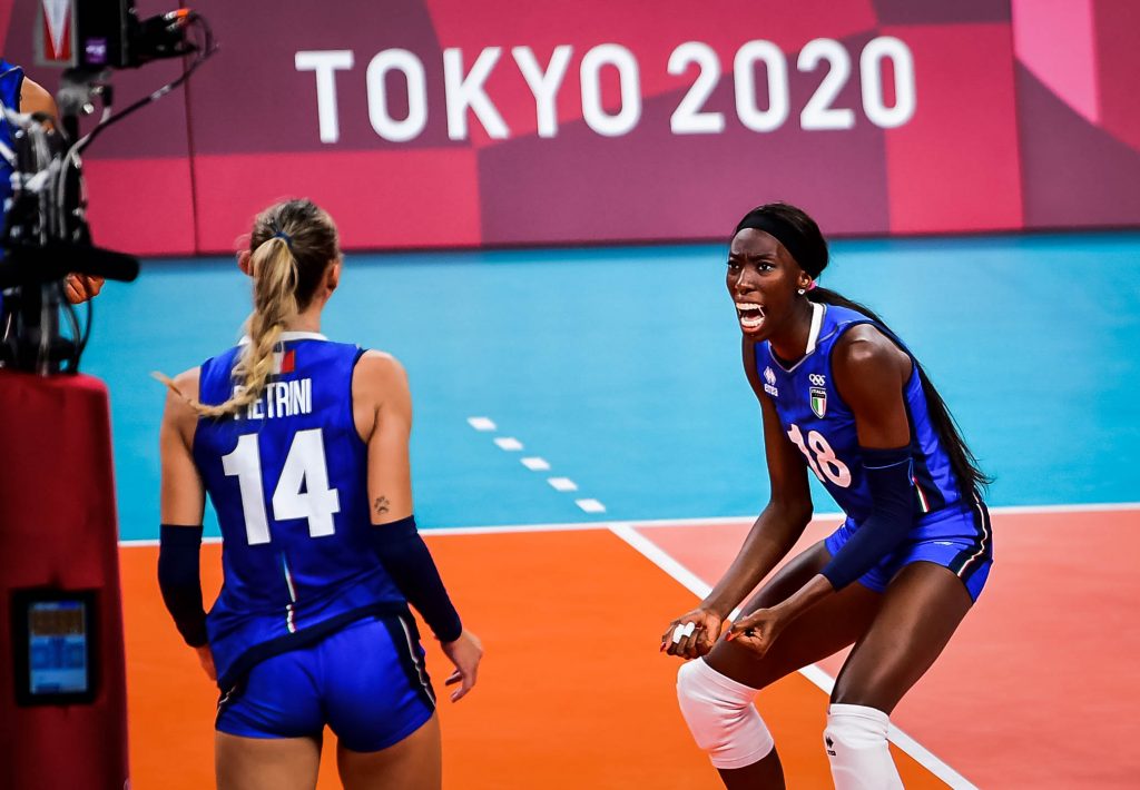 FUBXOhoWIAA0EIL La jugadora italiana de voleibol Paola Egonu sufrió un episodio racista durante el partido por el tercer puesto del Mundial 2022, celebrado en Países Bajos y en Polonia, y anunció que, “cansada”, se tomaría una pausa deportiva para volver con “más fuerza”. A pesar de la gran actuación de la selección italiana femenina de voleibol en el Mundial, con un bronce obtenido ante Estados Unidos, en el tercer podio en veinte años para la ‘azzurra’, el malestar reina en el equipo por el lamentable episodio que vivió Egonu, una de las mejores jugadoras del conjunto italiano, que lideró la victoria de las suyas (3-0) en Países Bajos.