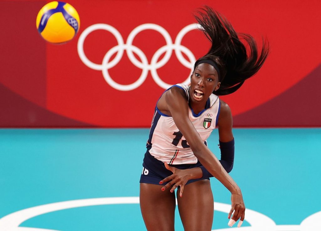 Paola Egonu jugadora de la Seleccion de Italia. La jugadora italiana de voleibol Paola Egonu sufrió un episodio racista durante el partido por el tercer puesto del Mundial 2022, celebrado en Países Bajos y en Polonia, y anunció que, “cansada”, se tomaría una pausa deportiva para volver con “más fuerza”. A pesar de la gran actuación de la selección italiana femenina de voleibol en el Mundial, con un bronce obtenido ante Estados Unidos, en el tercer podio en veinte años para la ‘azzurra’, el malestar reina en el equipo por el lamentable episodio que vivió Egonu, una de las mejores jugadoras del conjunto italiano, que lideró la victoria de las suyas (3-0) en Países Bajos.