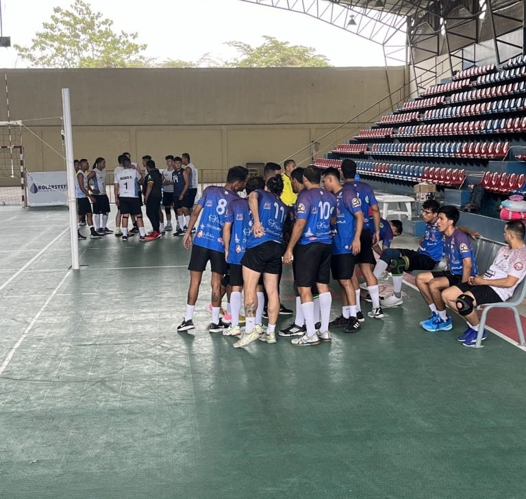 image 1 El Club Máquina de voleibol el día de ayer disputó los 4tos de final de la Super Copa, venció 3×0 con marcadores de 25 a 22 /25 a 22 /27 a 25 al club PUCE de Quito.