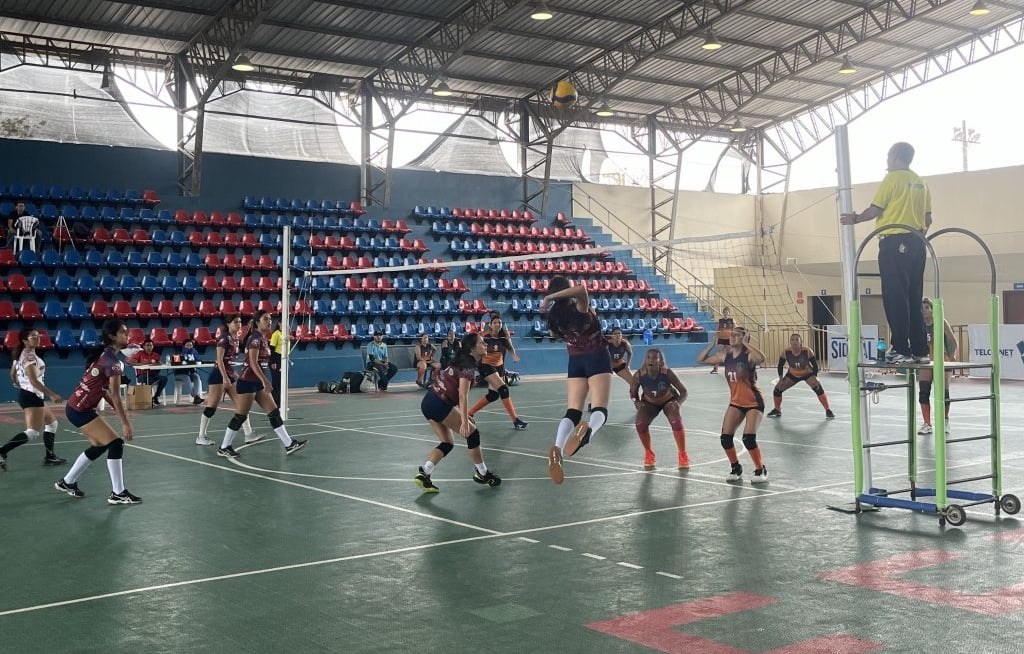 image El Club Máquina de voleibol el día de ayer disputó los 4tos de final de la Super Copa, venció 3×0 con marcadores de 25 a 22 /25 a 22 /27 a 25 al club PUCE de Quito.