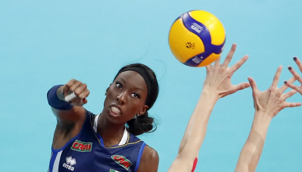 paola egonu 11641851190x786 La jugadora italiana de voleibol Paola Egonu sufrió un episodio racista durante el partido por el tercer puesto del Mundial 2022, celebrado en Países Bajos y en Polonia, y anunció que, “cansada”, se tomaría una pausa deportiva para volver con “más fuerza”. A pesar de la gran actuación de la selección italiana femenina de voleibol en el Mundial, con un bronce obtenido ante Estados Unidos, en el tercer podio en veinte años para la ‘azzurra’, el malestar reina en el equipo por el lamentable episodio que vivió Egonu, una de las mejores jugadoras del conjunto italiano, que lideró la victoria de las suyas (3-0) en Países Bajos.