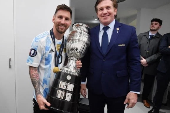 994c5af3 4dec 4bca a017 4e8d2b8491be Todos quieren tener cerca a Lionel Messi, y Alejandro Domínguez, el presidente de la Conmebol, no es la excepción. Apenas terminó la final del Mundial y mientras la Pulga iba camino a recibir la Copa del Mundo, el funcionario le hizo una llamativa propuesta.