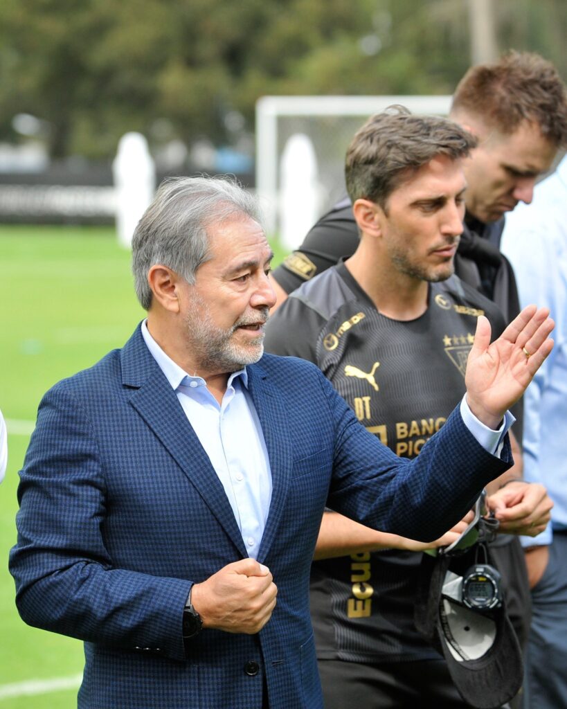 img 5339 Liga Deportiva Universitaria (LIGA) ha presentado doce nuevas contrataciones para la temporada 2023 en el estadio Rodrigo Paz Delgado. El evento fue exclusivo para tarjetahabientes, propietarios de suite y palcos del club, y los jugadores caminaron por la cancha hasta el escenario frente a la tribuna occidental. El capitán del equipo Ezequiel Piovi dió la bienvenida a los nuevos compañeros.