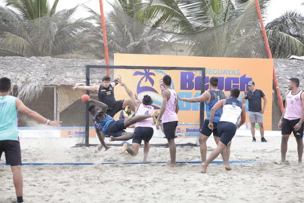 img 6356 La provincia del Guayas hizo respetar su localía y se llevó el título de campeón en balonmano arena, tanto en la rama femenina y masculina, de los primeros Juegos BeachGames organizados por la Federación Deportiva del Guayas.