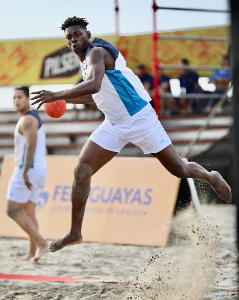 img 6367 La provincia del Guayas hizo respetar su localía y se llevó el título de campeón en balonmano arena, tanto en la rama femenina y masculina, de los primeros Juegos BeachGames organizados por la Federación Deportiva del Guayas.