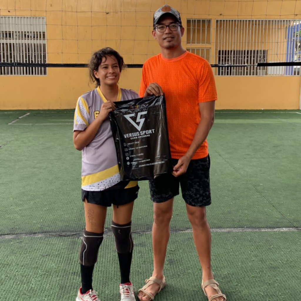 4 El pasado fin de semana se llevó acabo un torneo de cuadras mixtas de voleibol, reuniendo a más de 100 deportistas de este deporte que se dieron cita en el colegio Fénix en Samanes 1 al norte de Guayaquil.