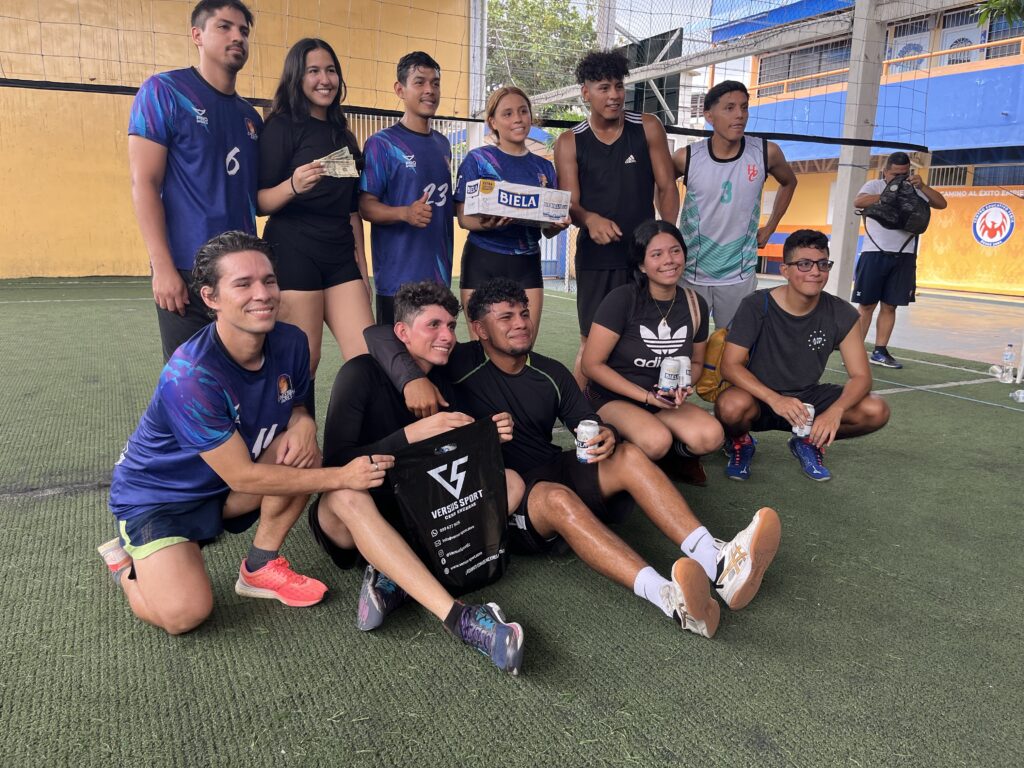 img 9125 El pasado fin de semana se llevó acabo un torneo de cuadras mixtas de voleibol, reuniendo a más de 100 deportistas de este deporte que se dieron cita en el colegio Fénix en Samanes 1 al norte de Guayaquil.