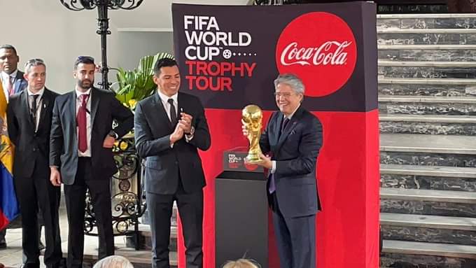 FB IMG 1667245948613 2 Eso es lo que posteó la cuenta oficial del ministerio del deporte en el evento organizado por Coca-Cola dónde dónde se exhibe la copa del Mundo. El presidente de la República Guillermo Lasso estuvo presente y levantó copa del mundo.