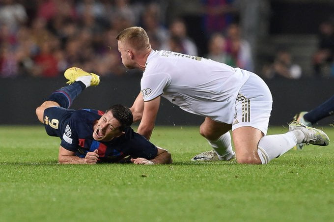 FgBc7hYXEAEqt89 1 El Bayern Munich vuelve a golear al FC Barcelona en la Liga de Campeones, dejándolos fuera de la competencia por segundo año consecutivo. Mané, Choupo Moting y Pavard fueron los autores de los goles que sentenciaron la derrota de los blaugranas en el Spotify Camp Nou.