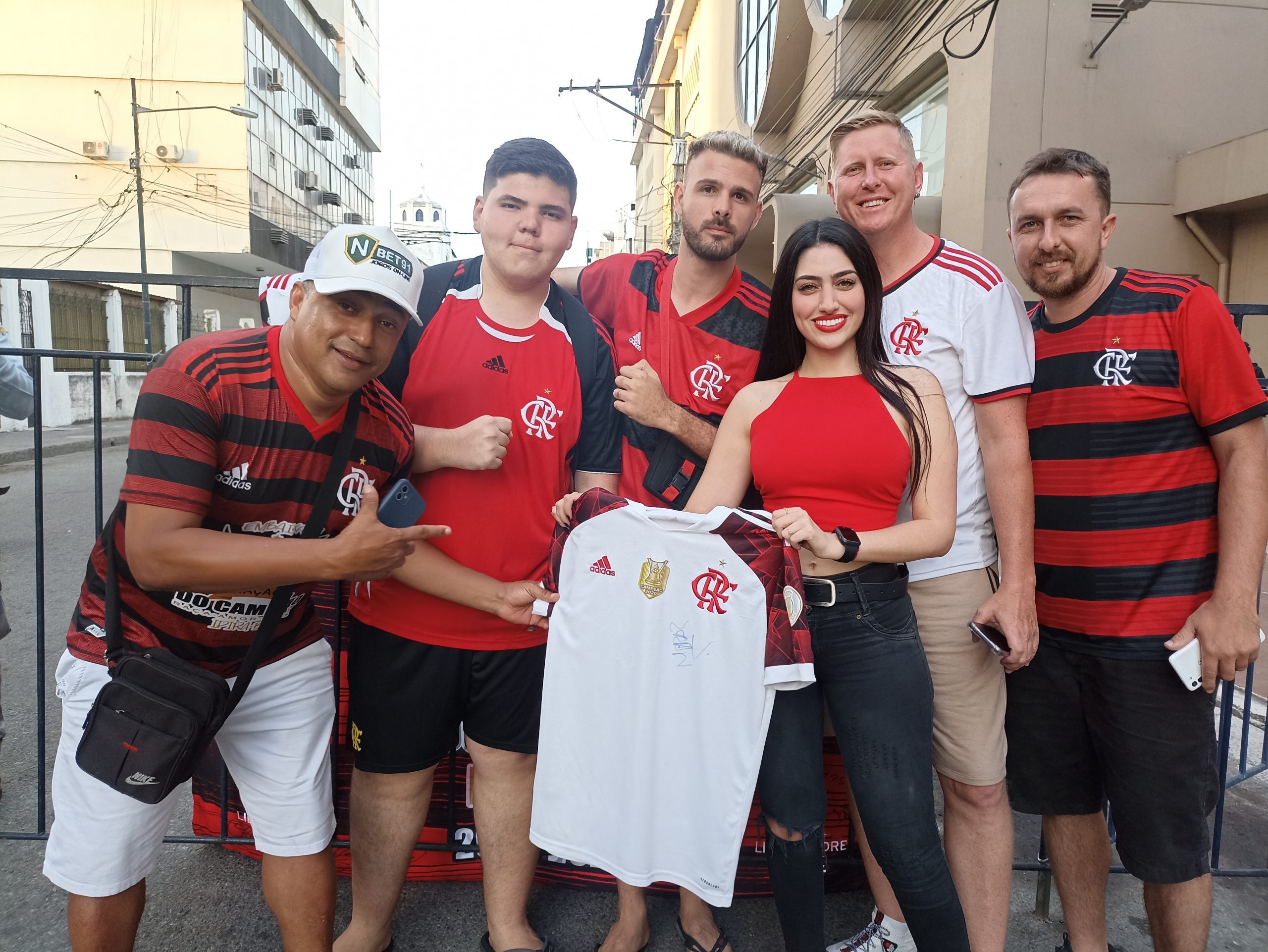 IMG 20221027 174540 scaled Los hinchas del Mengao poco a poco se toman las calles de Guayaquil, en cada esquina, en cada restaurante se los ve con sus camisetas rojinegras, con banderas de su club y con ansias de que llegue el sábado y su club amado se enfrente a su rival Paranaense en la final de libertadores a realizarse en el estadio Banco Pichincha.