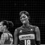 Picsart 22 11 11 11 30 35 750 La jugadora italiana de voleibol Paola Egonu sufrió un episodio racista durante el partido por el tercer puesto del Mundial 2022, celebrado en Países Bajos y en Polonia, y anunció que, “cansada”, se tomaría una pausa deportiva para volver con “más fuerza”. A pesar de la gran actuación de la selección italiana femenina de voleibol en el Mundial, con un bronce obtenido ante Estados Unidos, en el tercer podio en veinte años para la ‘azzurra’, el malestar reina en el equipo por el lamentable episodio que vivió Egonu, una de las mejores jugadoras del conjunto italiano, que lideró la victoria de las suyas (3-0) en Países Bajos.