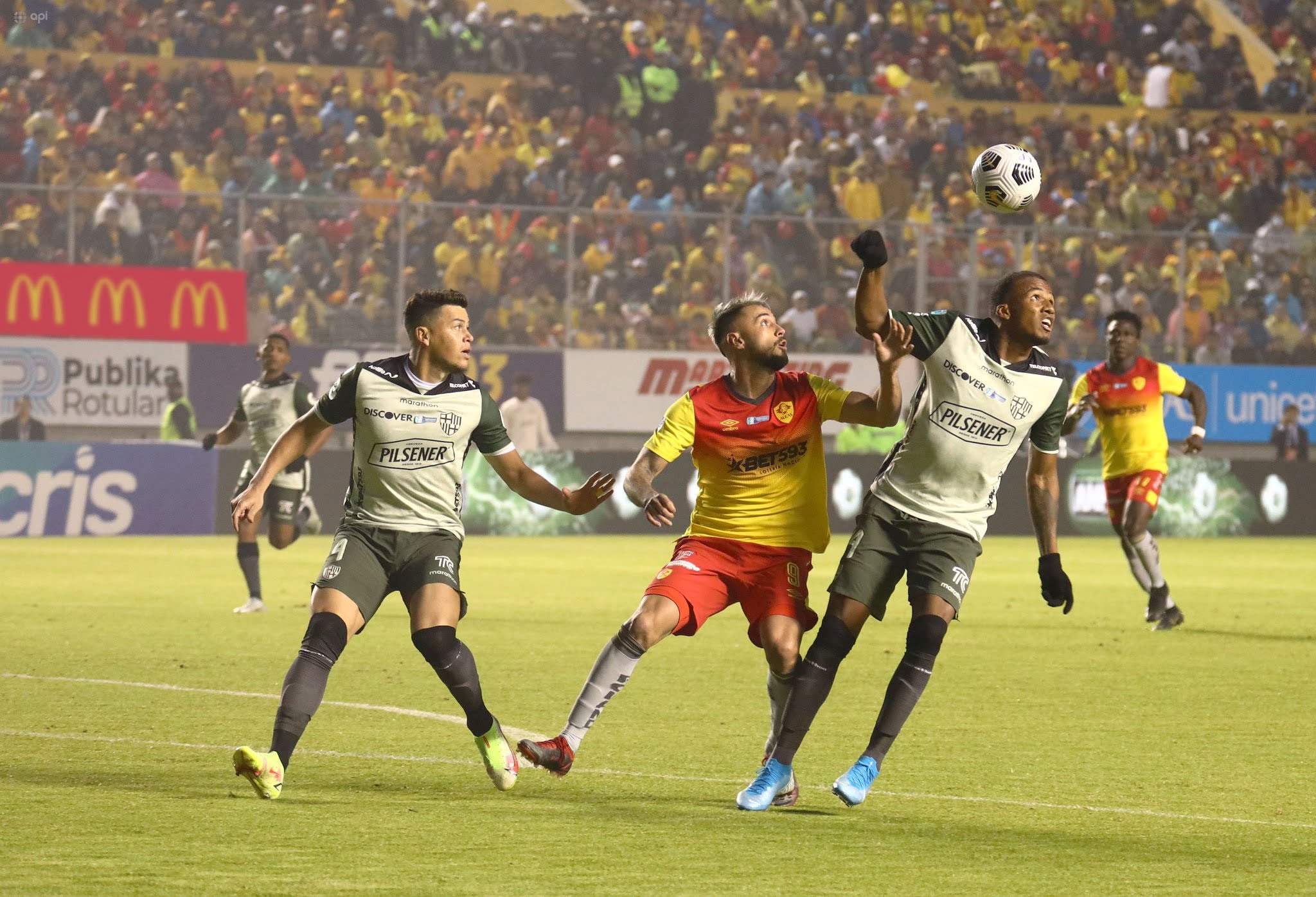 img 0800 Empate sin goles en la final de vuelta entre Barcelona SC y Aucas. El partido ha sido intenso, con oportunidades claras para ambos equipos. ¡Descubre quién se llevará la victoria en el segundo tiempo!