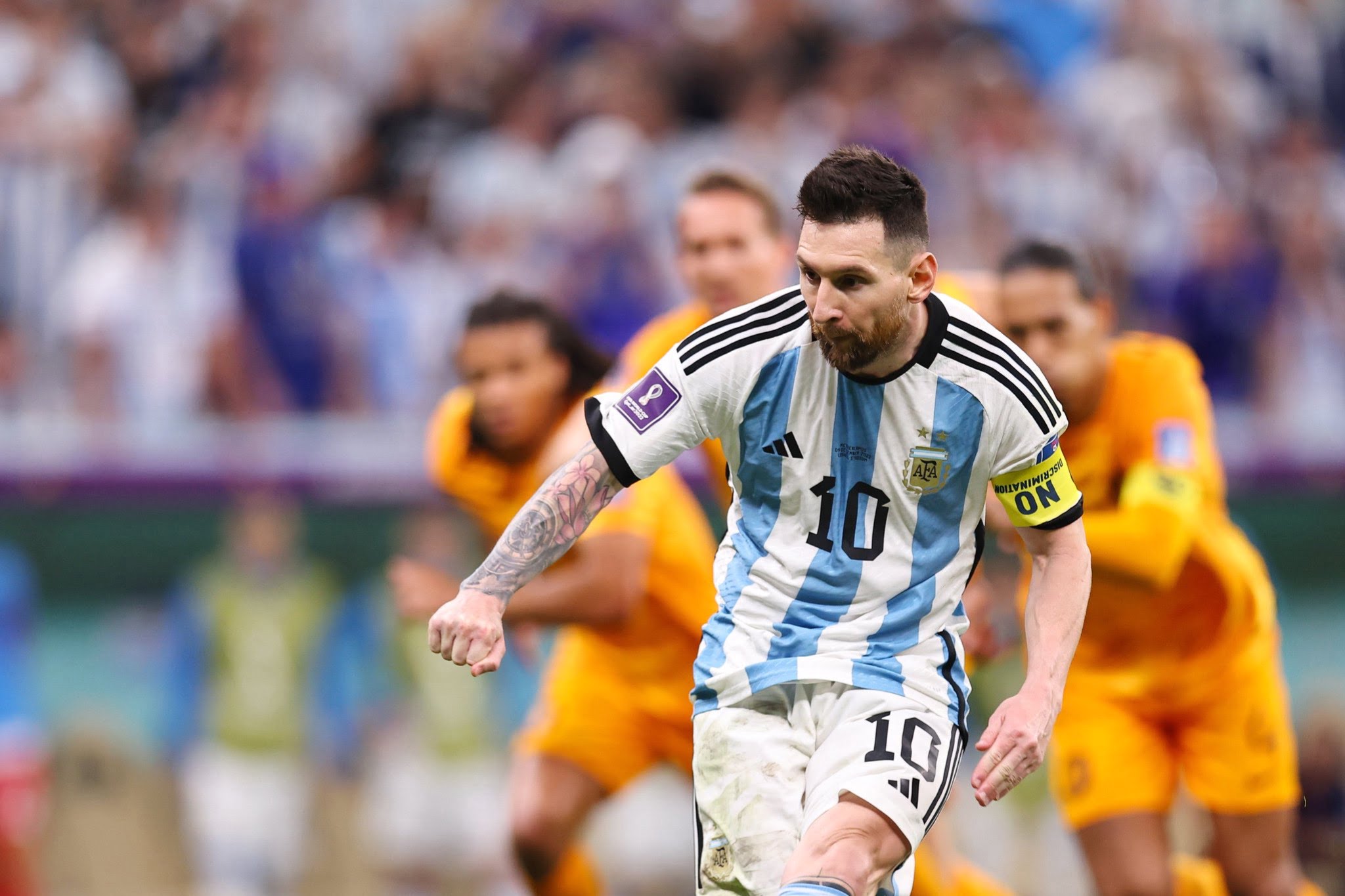 f9931b46 492d 433a 8f4b a81b9db6f8cb Argentina y Países Bajos empatan 2-2 en un emocionante partido que se define en penales. Messi y Di María brillan en un encuentro lleno de acción en los tiempos extras.