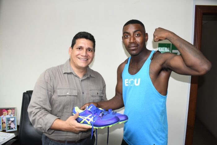 img 4389 La Federación Ecuatoriana de Atletismo ha enviado un mensaje de condolencias por el asesinato del deportista Jessie Corozo, ocurrido el 30 de diciembre de 2022 en Machala. Según el informe policial, Corozo estaba cerca de un negocio cuando dos personas se acercaron a él en una motocicleta y le dispararon al menos siete veces. Se está investigando el asesinato, ya que el joven de 24 años no tenía antecedentes penales.