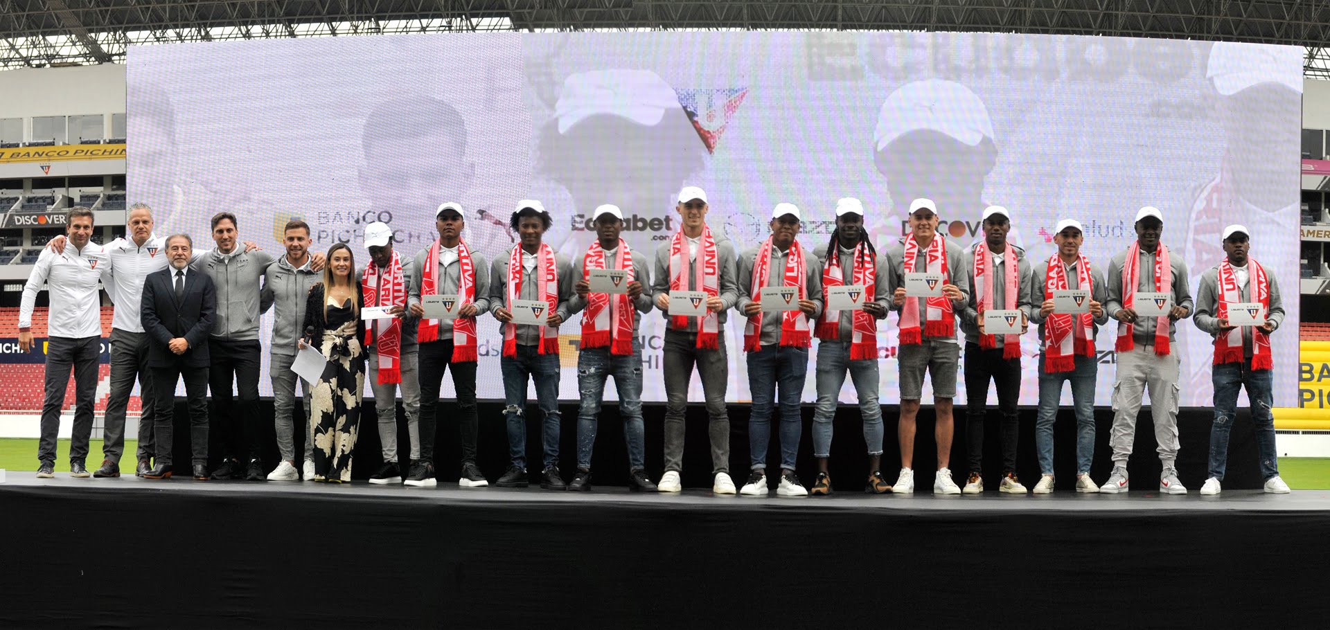 img 5337 1 Liga Deportiva Universitaria (LIGA) ha presentado doce nuevas contrataciones para la temporada 2023 en el estadio Rodrigo Paz Delgado. El evento fue exclusivo para tarjetahabientes, propietarios de suite y palcos del club, y los jugadores caminaron por la cancha hasta el escenario frente a la tribuna occidental. El capitán del equipo Ezequiel Piovi dió la bienvenida a los nuevos compañeros.