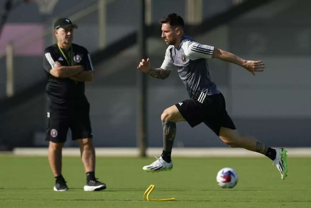 messi El técnico del Inter Miami, Gerardo Martino, confirmó que Lionel Messi y Sergio Busquets debutarán este viernes en el enfrentamiento contra Cruz Azul por la Leagues Cup. Además, resaltó la exigencia física y la importancia de tener un plantel competitivo en la MLS para poder enfrentar los desafíos de la liga.