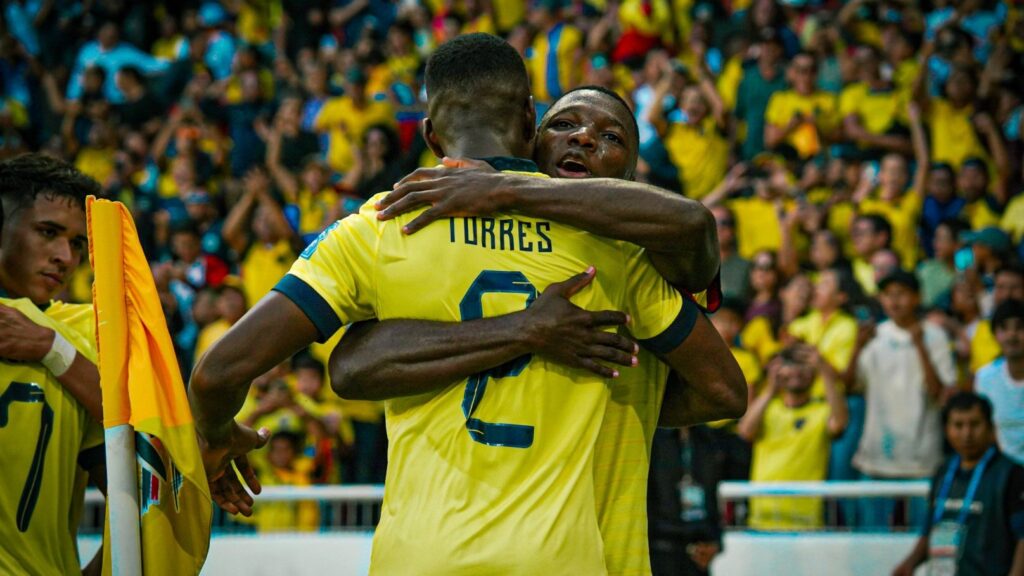 img 8290 Ecuador remontó un gol de Uruguay para lograr una victoria importante en las Eliminatorias Sudamericanas al Mundial. El defensor Fèlix Torres brilló con un doblete en un partido lleno de emoción y acción colectiva.