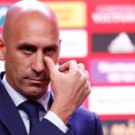 whatsapp image 2023 09 10 at 3 16 1136958 20230910151709 Luis Rubiales renuncia a su cargo como presidente de la RFEF y UEFA después de estar suspendido por la FIFA, tras protagonizar un escándalo por besar a una jugadora en plena coronación. El ex directivo del fútbol español se despide entre críticas y rechazo por su polémico acto.