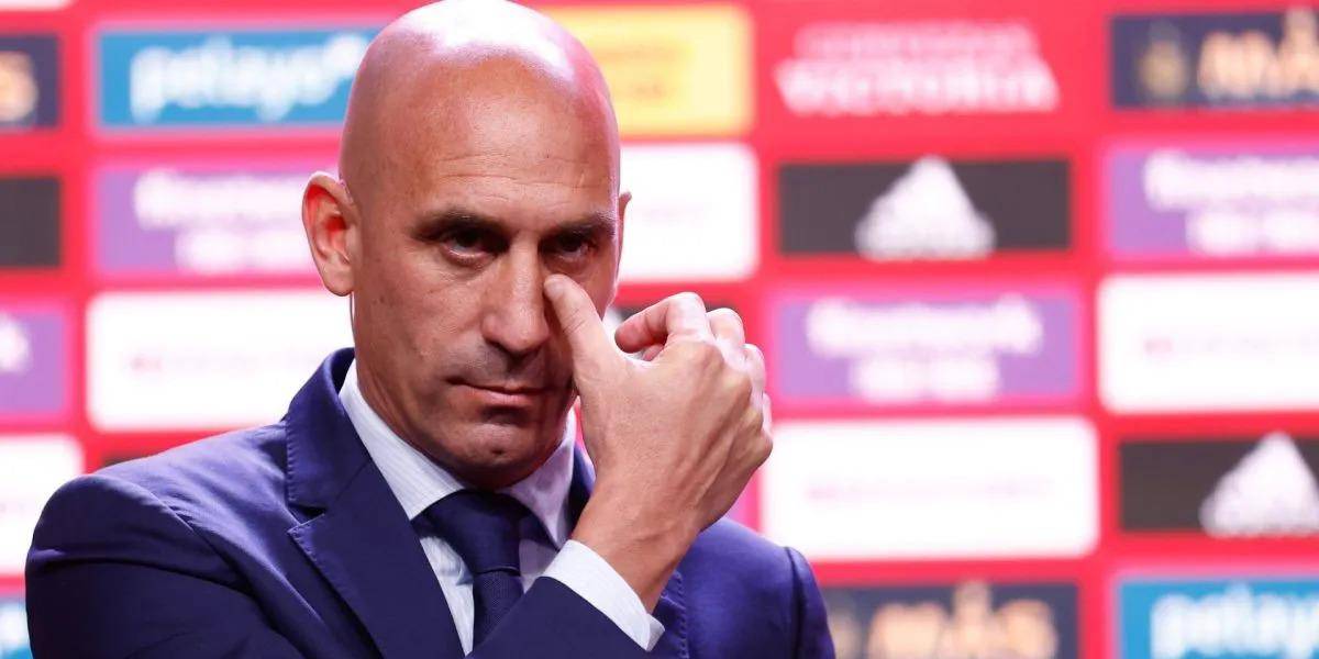 whatsapp image 2023 09 10 at 3 16 1136958 20230910151709 Luis Rubiales renuncia a su cargo como presidente de la RFEF y UEFA después de estar suspendido por la FIFA, tras protagonizar un escándalo por besar a una jugadora en plena coronación. El ex directivo del fútbol español se despide entre críticas y rechazo por su polémico acto.