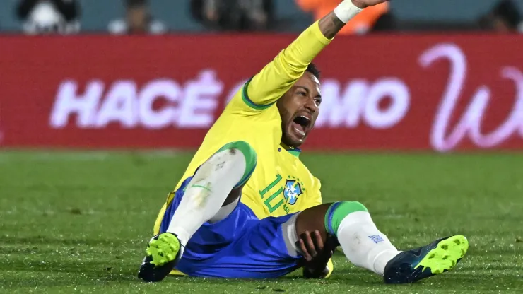 image El Departamento Médico de la Confederación Brasileña de Fútbol, anunció que Neymar Junior en en el partido con Uruguay por las Eliminatorias Sudamericanas para el Mundial 2026,sufrió una rotura del ligamento cruzado anterior y del menisco de su rodilla izquierda.