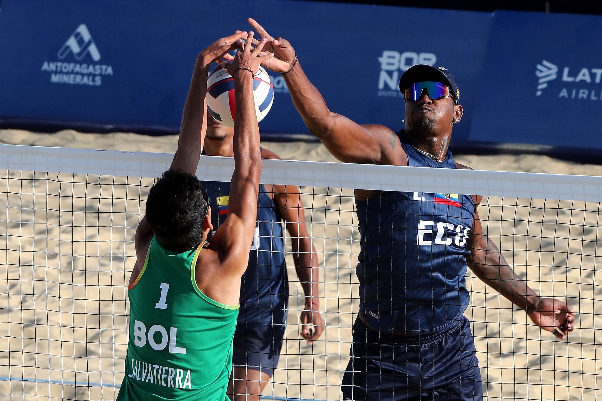 img 1574 1 La selección de ecuatoriana de voleibol Playa hizo historia al conseguir un nuevo triunfo y por ende la clasificación a cuatros de final que invita a soñar a todos los ecuatorianos, José Tenorio más conocido como “Fusíl” y Dany “la bestia”León, dejaron fuera sin ninguna posibilidad de entrar a la siguiente ronda a su similar de Bolivia al ganar 2-0 (23/21 y 21/10) por la ronda 16.