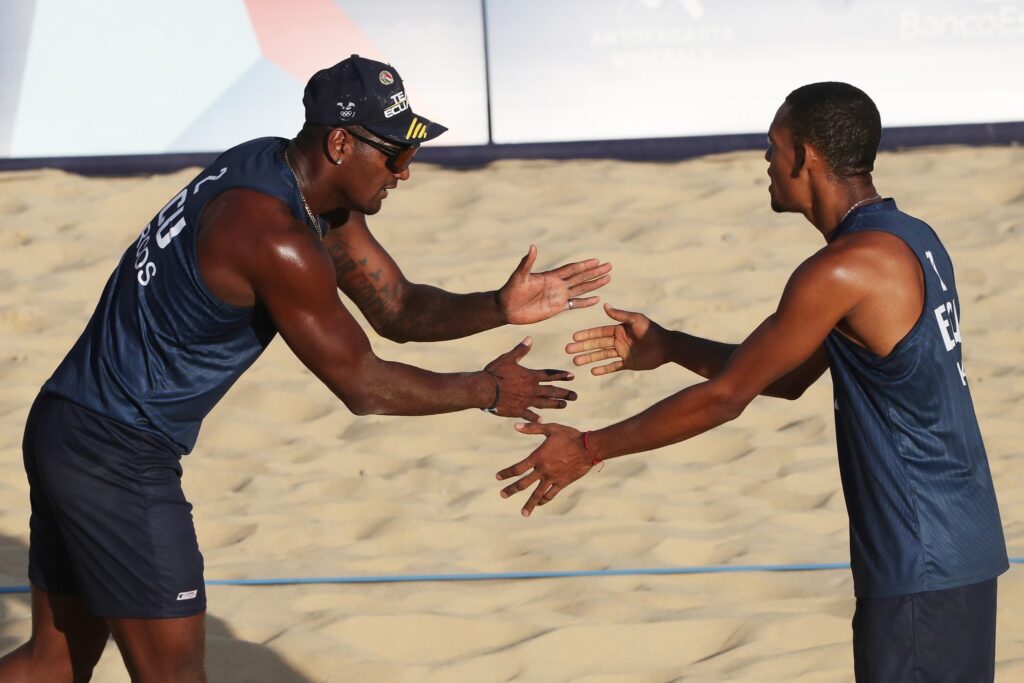 img 1575 1 La selección de ecuatoriana de voleibol Playa hizo historia al conseguir un nuevo triunfo y por ende la clasificación a cuatros de final que invita a soñar a todos los ecuatorianos, José Tenorio más conocido como “Fusíl” y Dany “la bestia”León, dejaron fuera sin ninguna posibilidad de entrar a la siguiente ronda a su similar de Bolivia al ganar 2-0 (23/21 y 21/10) por la ronda 16.