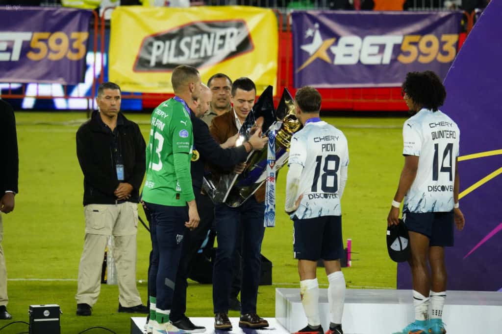 2023121788656 fbl ligapro final liga independiente 1024x683 2 El presidente Daniel Noboa asistió a la final de la Liga Pro 2023 en el partido de vuelta.