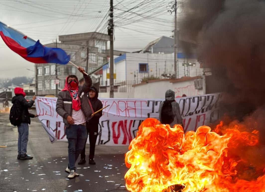 GBbFIElXcAAjMnB El club militar no se encuentra en sus mejores momentos en la dirigencia y en medio de la crisis que atraviesan, un grupo de fanáticos se dieron cita fuera de las instalaciones para realizar una manifestación.