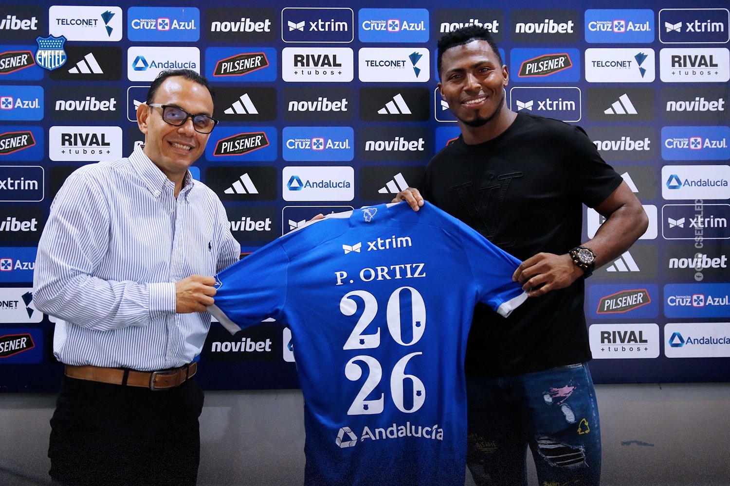 img 3939 1 ¡Gran noticia para los seguidores de Emelec! Pedro Ortiz, el candado azul, renovó contrato hasta el 2026. ¡El capitán y pieza clave del equipo millonario sigue siendo parte del club! #Emelec #PedroOrtiz