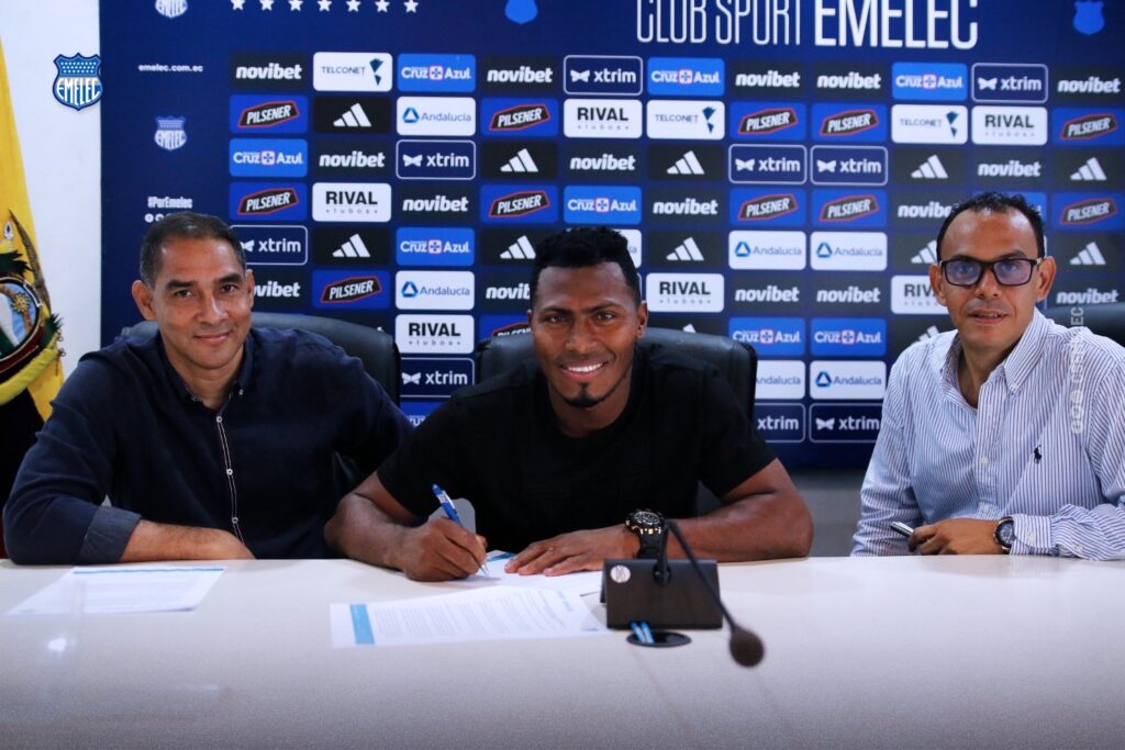 img 3942 1 ¡Gran noticia para los seguidores de Emelec! Pedro Ortiz, el candado azul, renovó contrato hasta el 2026. ¡El capitán y pieza clave del equipo millonario sigue siendo parte del club! #Emelec #PedroOrtiz