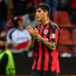 piero hincapie bayer leverkusen bundesliga 07may2022 Piero Hincapié podría abandonar su equipo en busca de más minutos de juego, con interés del Liverpool. Sin embargo, el Leverkusen busca retenerlo por su valor y la posibilidad de tener más oportunidades en el once titular.