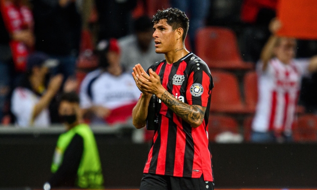 piero hincapie bayer leverkusen bundesliga 07may2022 Piero Hincapié podría abandonar su equipo en busca de más minutos de juego, con interés del Liverpool. Sin embargo, el Leverkusen busca retenerlo por su valor y la posibilidad de tener más oportunidades en el once titular.