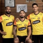 img 6466 1 Barcelona SC presentó de manera oficial su nueva camiseta titular para la actual temporada. En el evento de lanzamiento los jugadores lucieron la nueva indumentaria del equipo amarillo, tanto la camiseta principal y sus alternas, también se dieron a conocer las camisetas de concentración, entrenamiento y utilería.