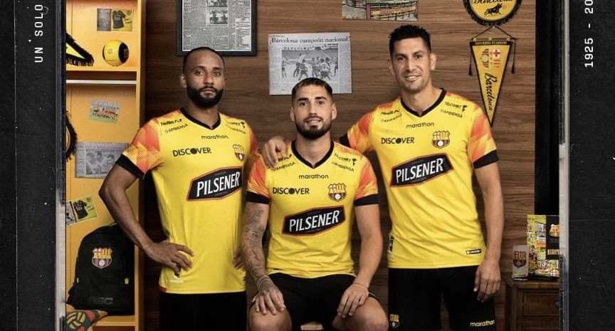 img 6466 1 Barcelona SC presentó de manera oficial su nueva camiseta titular para la actual temporada. En el evento de lanzamiento los jugadores lucieron la nueva indumentaria del equipo amarillo, tanto la camiseta principal y sus alternas, también se dieron a conocer las camisetas de concentración, entrenamiento y utilería.