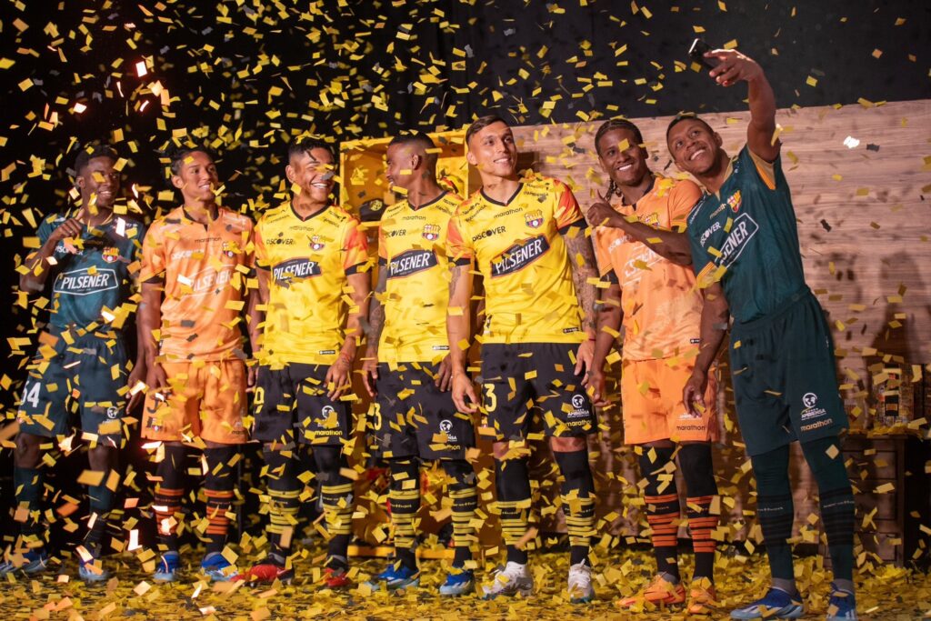 img 6467 1 Barcelona SC presentó de manera oficial su nueva camiseta titular para la actual temporada. En el evento de lanzamiento los jugadores lucieron la nueva indumentaria del equipo amarillo, tanto la camiseta principal y sus alternas, también se dieron a conocer las camisetas de concentración, entrenamiento y utilería.