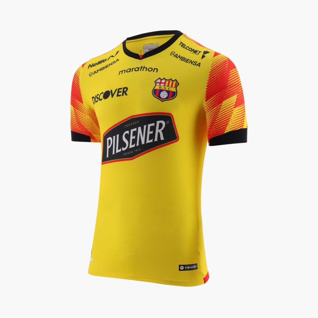 img 6477 2 1 Barcelona SC presentó de manera oficial su nueva camiseta titular para la actual temporada. En el evento de lanzamiento los jugadores lucieron la nueva indumentaria del equipo amarillo, tanto la camiseta principal y sus alternas, también se dieron a conocer las camisetas de concentración, entrenamiento y utilería.