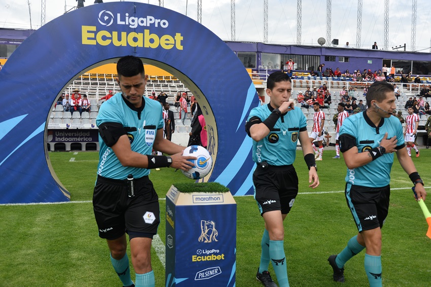 arbitros liga pro ecuador Los árbitros podrían detener sus actividades debido a una deuda pendiente por viáticos. Esta situación ha generado preocupación en el mundo del fútbol, ya que los árbitros juegan un papel fundamental en el desarrollo de los partidos. La deuda acumulada por los viáticos no solo afecta a los árbitros en términos económicos, sino que también pone en riesgo la integridad de las competiciones.