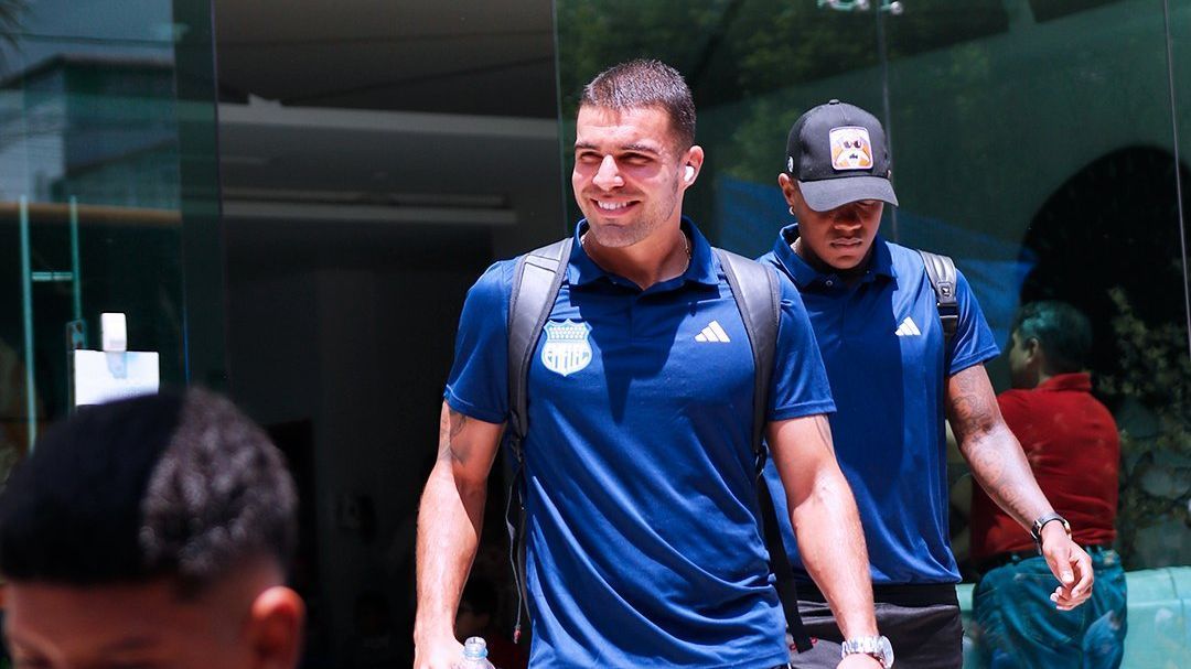 i El jugador Alexander González del Club Sport Emelec ha retornado a los entrenamientos con el equipo azul según lo anunciado por el club en sus redes sociales. González, quien fue titular en los partidos de Venezuela contra Ecuador y Jamaica en la reciente Copa América, es uno de los jugadores destacados de la selección vinotinto en la fase de grupos. Sin embargo, la sorpresiva eliminación de Venezuela en cuartos de final a manos de Canadá dejó al equipo caribeño fuera de la competencia.