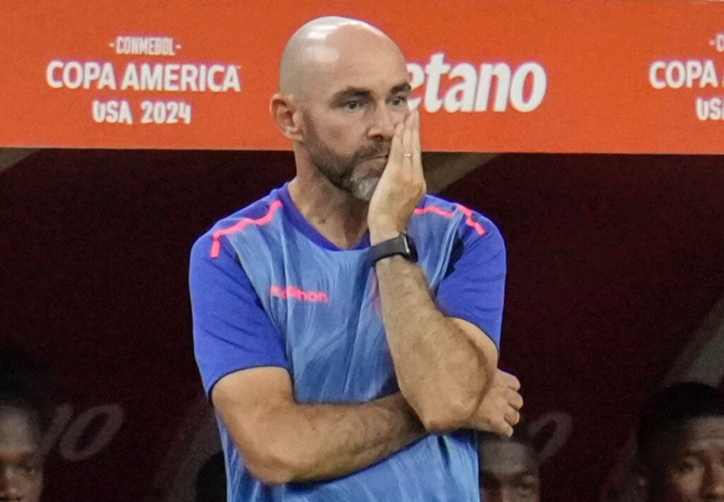 image 1 La noticia que muchos esperaban se confirmó en la madrugada de hoy: Félix Sánchez Bas ha dejado de ser el Director Técnico de la Selección Ecuatoriana de Fútbol. La renuncia del DT español se produjo tras la eliminación del equipo en la Copa América, según informó el periodista Alfonso Laso. Esta decisión sorprendió a muchos debido a que ocurrió luego del que se considera el mejor partido bajo la dirección de Sánchez Bas. Las reacciones en redes sociales no se hicieron esperar, generando debates y reflexiones sobre el futuro del fútbol en el país. 