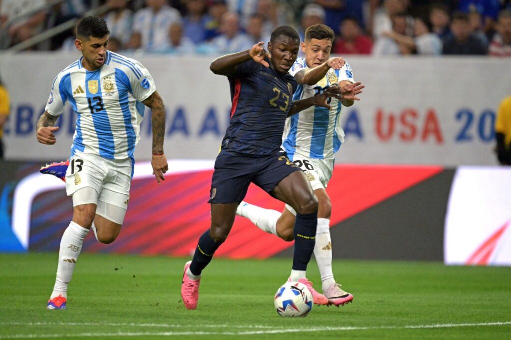 img 9352 2 1 Tras una intensa batalla que culminó en derrota por penales frente a Argentina en los cuartos de final de la Copa América, Moisés Caicedo emergió como una de las grandes figuras de la Selección de Ecuador. Con un desempeño destacado tanto en el partido como en el torneo, el joven jugador expresó su sentir tras la eliminación.