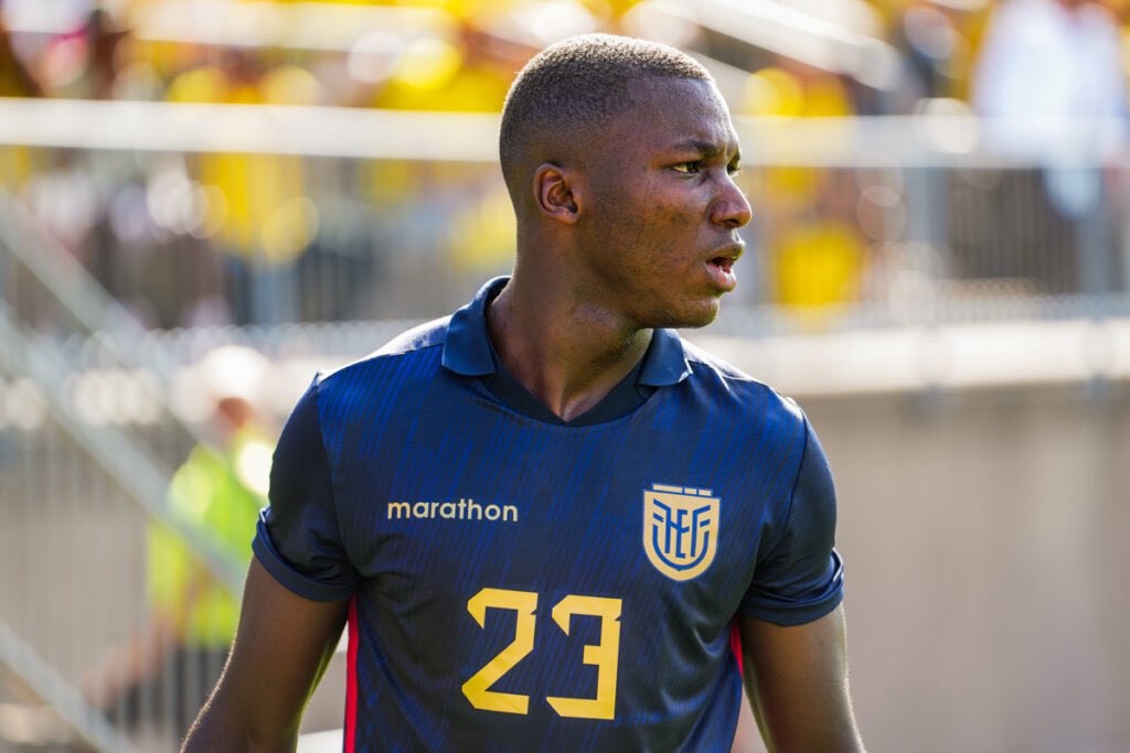 img 9353 1 Tras una intensa batalla que culminó en derrota por penales frente a Argentina en los cuartos de final de la Copa América, Moisés Caicedo emergió como una de las grandes figuras de la Selección de Ecuador. Con un desempeño destacado tanto en el partido como en el torneo, el joven jugador expresó su sentir tras la eliminación.