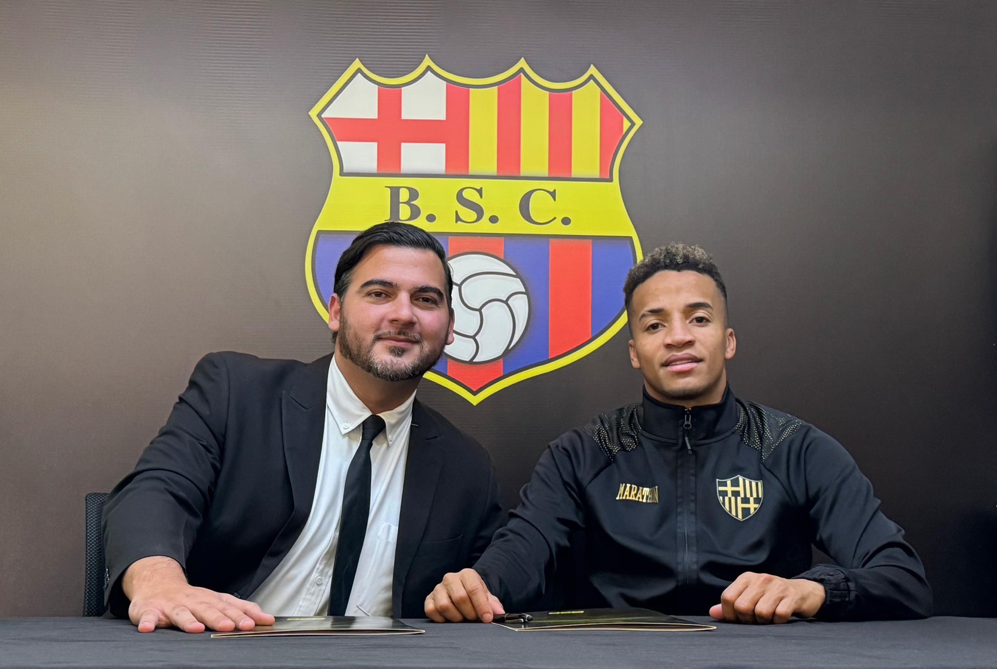 img 9413 1 Byron Castillo firma con Barcelona para volver al club que impulsó su carrera y recuperar su mejor nivel. El lateral ya se puso la amarilla y los aficionados están emocionados por su regreso.