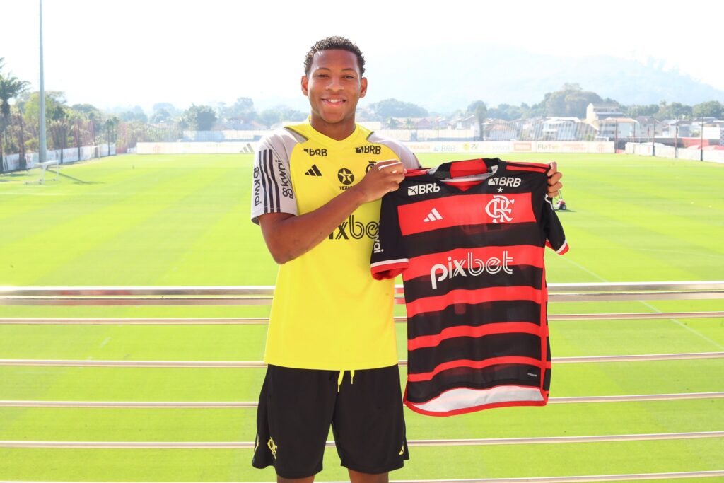 IMG 7211 Previo a su debut como jugador del Flamengo, Gonzalo Plata compartió sus emociones en una entrevista con los medios oficiales del club. El ecuatoriano reveló que fichar por los aurinegros es un verdadero sueño cumplido.