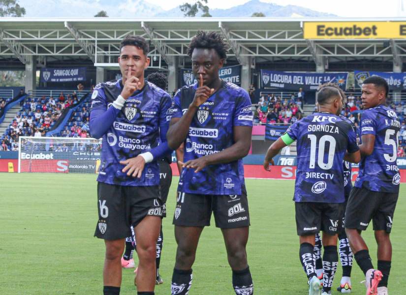 WhatsApp Image 2024 08 29 at 5.29.56 PM Independiente del Valle ha rechazado la oferta del club belga Genk por el joven talento ecuatoriano Yaimar Medina, de 19 años. Tanto la directiva como el cuerpo técnico del equipo han dejado claro que no tienen intención de dejar ir a Medina en este momento. Para que el club considere cambiar su postura, la propuesta tendría que ser significativamente mejorada.