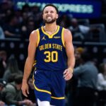 curry Entre rumores de traspasos y disgustos con la dirigencia, Steph Curry firma una extensión de contrato con la franquicia Golden State Warriors que lo vincula hasta la temporada 2026/2027.