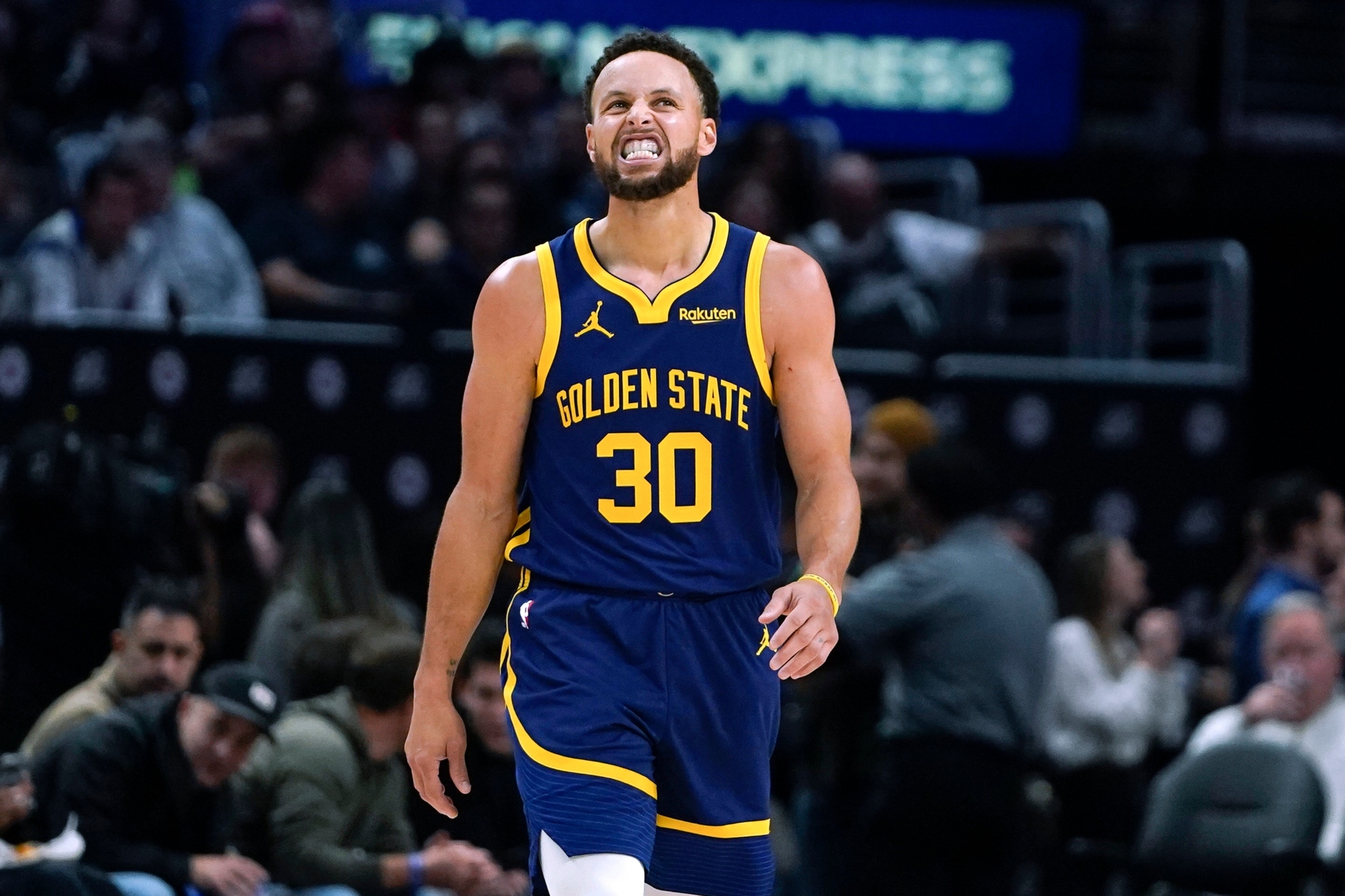 curry Entre rumores de traspasos y disgustos con la dirigencia, Steph Curry firma una extensión de contrato con la franquicia Golden State Warriors que lo vincula hasta la temporada 2026/2027.